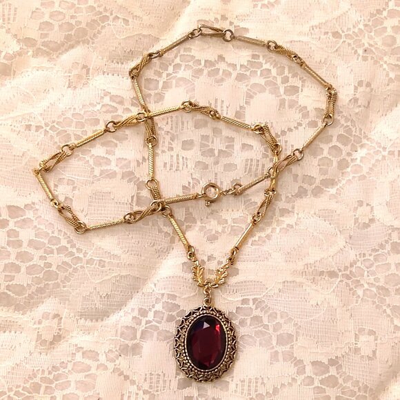Vintage Red Crystal Oval Pendant Gold Plated Necklace VTG Timeless Jewelry - Picture 3 of 9